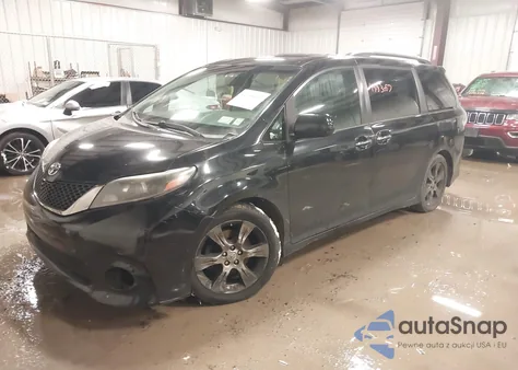 2015 Toyota Sienna Se 8 Passenger z USA, uszkodzony, nr VIN 5TDXK3DC8FS558621